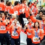 　ミラノ・コルティナ五輪・パラリンピックの日本選手団による「応援感謝パレード」で、東京・日本橋を練り歩くフィギュアスケートの（右から）木原龍一、三浦璃来、森田真沙也、吉田唄菜ら＝２５日午前