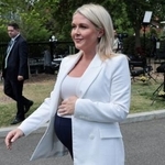 　２４日、米ホワイトハウスの敷地内を歩くレビット大統領報道官（ロイター＝共同）