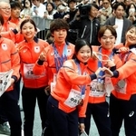 　東京・日本橋でパレードし、ポーズをとるフィギュアスケートの（右から）坂本花織、鍵山優真、中井亜美、佐藤駿ら＝２５日午前