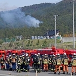 　岩手県大槌町の山林火災で、現場近くに集まった新潟県などからの消防隊＝２５日午前