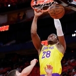 　ロケッツとのプレーオフ１回戦第３戦でダンクシュートを決めるレーカーズの八村（右）＝ヒューストン（ＡＰ＝共同）