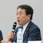 　東電ホールディングスの小早川智明社長らと意見交換する赤沢経産相＝２５日午前、新潟県の柏崎刈羽原発