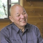 　インタビューに笑顔で答える篠原勝之さん＝２０１５年７月、山梨県北杜市