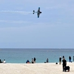 　「南紀白浜エアショー」で曲技飛行を披露する室屋義秀さんのプロペラ機＝２５日午前、和歌山県白浜町