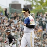 　２回、ロッテ・佐藤（奥）に先制３ランを浴びたソフトバンク・上沢＝リブワーク藤崎台