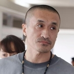 　成田空港に移送された高橋伸明容疑者＝２５日午前７時ごろ、成田空港