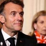 　ギリシャのタスラス大統領との会談に臨むフランスのマクロン大統領＝２４日、アテネ（ロイター＝共同）