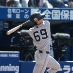 　２回巨人無死、平山が左中間にプロ初本塁打を放つ＝横浜