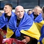 　２４日、捕虜交換で解放されたウクライナ兵＝ウクライナ北部チェルニヒウ州（共同）