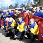 　２４日、捕虜交換で解放され、記念撮影するウクライナ兵＝ウクライナ北部チェルニヒウ州（共同）