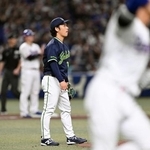 　２回、中日・板山（手前）に満塁本塁打を浴びたヤクルト・小川＝バンテリンドーム