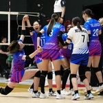 　大阪Ｍに勝利し、喜ぶＳＡＧＡ久光の選手たち。右端は中田監督＝横浜ＢＵＮＴＡＩ