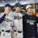 　ヒーローインタビューを終え、ポーズをとるオリックスの（左から）吉田、太田、高島＝京セラドーム