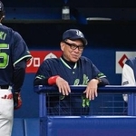 　９回、厳しい表情で試合を見守るヤクルト・池山監督＝バンテリンドーム