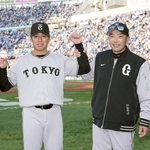 　プロ初勝利を挙げ、阿部監督（右）とポーズをとる巨人・又木＝横浜