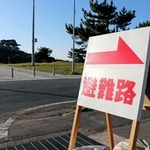 　青森県八戸市の蕪島周辺に設置された避難経路を示す看板＝２４日