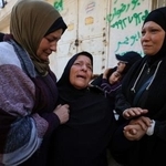 　パレスチナ自治区ガザ北部ガザ市で、イスラエルの空爆で死亡した女性らの葬式に参列する人々＝２５日（ロイター＝共同）