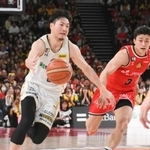 　名古屋Ｄ戦で攻め込む宇都宮・比江島（左）＝ＩＧアリーナ