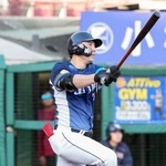 　８回西武２死一塁、林安可が右越えに２ランを放つ＝楽天モバイルパーク