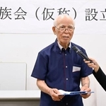 　新たな遺族会の設立総会であいさつする高良政勝さん＝２５日午後、那覇市の対馬丸記念館