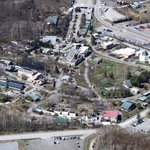 　現場検証が行われた旭山動物園。手前中央に焼却炉の建物がある＝２５日午前１０時２３分、北海道旭川市（共同通信社ヘリから）