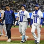 　２４日の巨人戦の三回、内野安打で出塁するが、右脚を痛めベンチに戻るＤｅＮＡ・牧（右から２人目）。負傷交代となる＝横浜