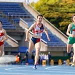 　女子１００メートル決勝　１１秒７５で優勝した蔵重みう（中央）＝レモンガススタジアム平塚