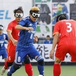 　ブラインドサッカー男子のアジア選手権決勝で、攻め込む日本の後藤＝大阪市北区