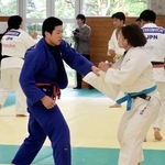 　柔道の練習会で女子選手（右）と稽古する男子の田中龍雅＝２５日、東京都多摩市