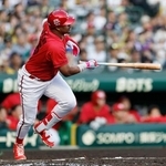 　９回広島２死三塁、代打モンテロが同点となる投手強襲安打を放つ＝甲子園