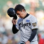 　同点に追い付かれた９回を終え、ベンチに戻る阪神・岩崎＝甲子園