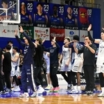 　ＦＥ名古屋に勝利し、喜ぶ長崎の選手たち＝名古屋市枇杷島スポーツセンター