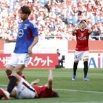 　浦和-横浜Ｍ　後半、肥田野（手前下）が好機を逃し頭を抱える浦和・松尾（右）＝埼玉スタジアム