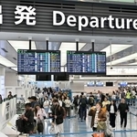 　羽田空港から出国する人たち＝１８日