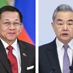 　ミャンマーのミンアウンフライン氏（左、タス＝共同）、中国の王毅外相
