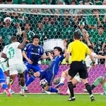 　町田-アルアハリ　前半、アルアハリの猛攻に耐える町田・林（中央）ら＝ジッダ（共同）