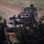 　２５日、国境のレバノン側へ入るイスラエル軍の戦車（ロイター＝共同）