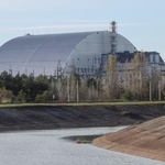 　事故のあったウクライナのチョルノービリ（チェルノブイリ）原発４号機を覆うシェルター＝２２日（ロイター＝共同）