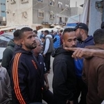 　２５日、パレスチナ自治区ガザ中部デールバラハの地方選の投票所に並ぶ人たち（ＡＰ＝共同）