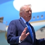 　２５日、米南部フロリダ州で記者団と話すトランプ米大統領（ゲッティ＝共同）