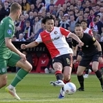 　フローニンゲン戦の後半、自身２点目のゴールを決めるフェイエノールトの上田（右）＝ロッテルダム（共同）