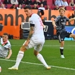 　アウクスブルク戦の後半、ゴールを決めるＥフランクフルトの堂安（右）＝アウクスブルク（共同）