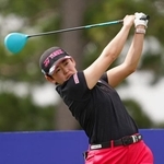 　第３ラウンド、通算５アンダーで１２位の岩井明愛＝メモリアルパーク・コース（共同）