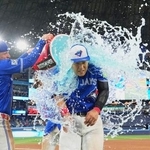 　試合後に手荒い祝福を受ける、５号ソロを放ったブルージェイズ・岡本＝トロント（共同）