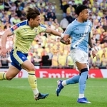 　マンチェスター・シティー戦で競り合うサウサンプトンの松木（左）＝ロンドン（共同）