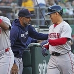 　生還した吉田を迎えるレッドソックスのコーラ監督（中央）＝２０２４年、オークランド（共同）