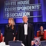 　ホワイトハウス記者会主催の夕食会に出席したトランプ米大統領＝２５日、ワシントン（ロイター＝共同）