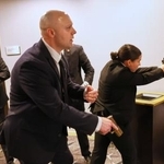 　２５日、ホワイトハウス記者会主催の夕食会会場で銃を構える当局者ら＝ワシントン（ＡＰ＝共同）