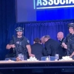 　２５日、ホワイトハウス記者会主催の夕食会会場から退避を促されるトランプ米大統領＝ワシントン（ロイター＝共同）