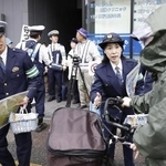 　１６歳以上の自転車の交通違反に反則金納付を通告できる交通反則切符（青切符）制度が始まり、東京都北区の交差点付近で利用者に指導する警察官＝１日